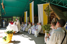 Festgottesdienst zum 1.000 Todestag des Heiligen Heimerads auf dem Hasunger Berg (Foto: Karl-Franz Thiede) Festgottesdienst zum 1.000 Todestag des Heiligen Heimerads auf dem Hasunger Berg (Foto: Karl-Franz Thiede)